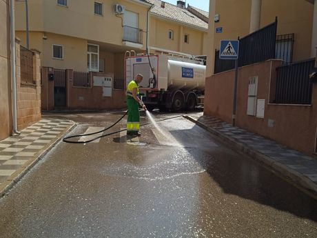 Cuenca refuerza la limpieza de las pedanías con desbroces, baldeos y fregado de calles