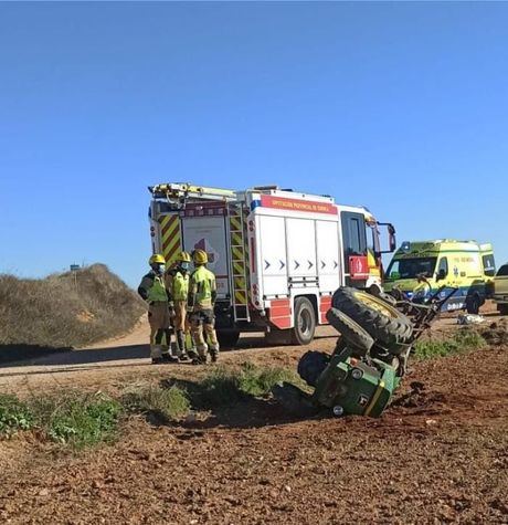 Fallece un hombre de 80 años tras volcar su tractor y quedar atrapado bajo el vehículo