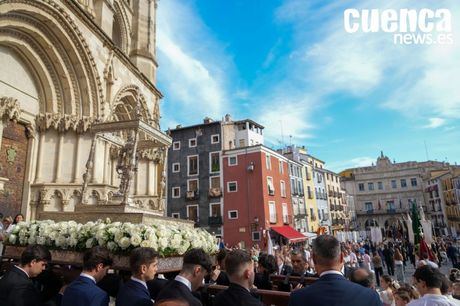 Cuenca se echa a la calle para acompañar al Santísimo