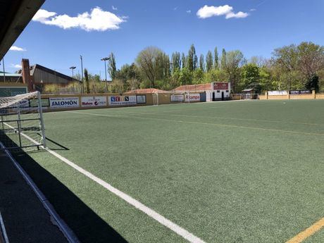 El campo Joaquín Caparrós estrenará césped artificial, banquillos y asientos para la grada
