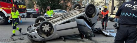 Dos vehículos implicados en un accidente que termina con un coche volcado en Cuenca