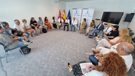Asociaciones trans y la Gerencia de Cuenca analizan los avances de la atención sanitaria especializada