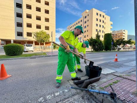 Barridos, baldeos y desbroces centrarán la limpieza intensiva en San Antón.
