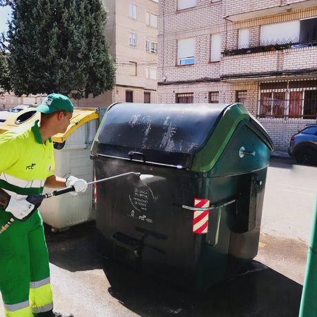 La limpieza intensiva desembarca en Tiradores y Puerta de Valencia