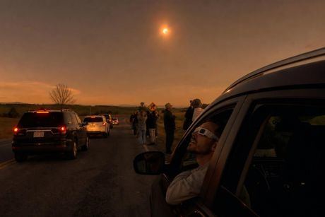 La DGT alerta del riesgo de distracciones en carretera durante el eclipse del miércoles