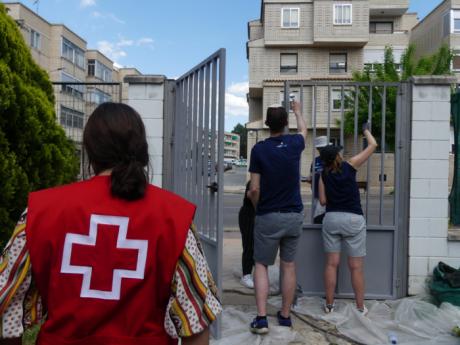 Empleados de Salesforce dedican horas de voluntariado a acondicionar uno de los alojamientos temporales que gestiona Cruz Roja para familias ucranianas