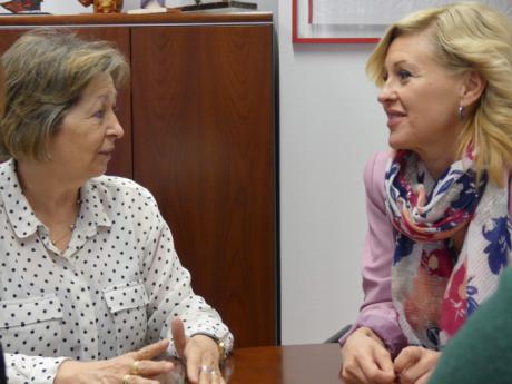 La presidenta provincial de Cruz Roja invita a visitar la sede de Cruz Roja en Cuenca a la delegada de la Junta