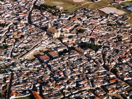 Confinados 23 jóvenes tras contactar con un contagiado en Villamayor de Santiago