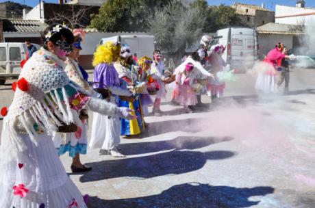 Castejo&#769;n vuelve a incorporar a su carnaval la tradicio&#769;n de las botargas alcarren&#771;as con una recreacio&#769;n de estos desfiles