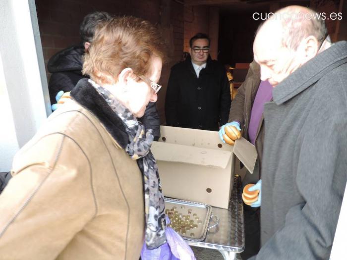 Imagen de archivo, reparto de panecillos