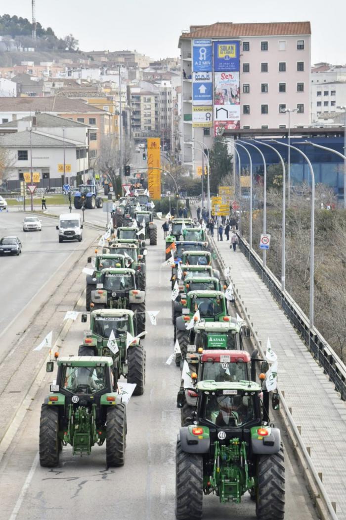 Unos 200 tractores y vehículos se movilizan por el futuro del campo en Cuenca