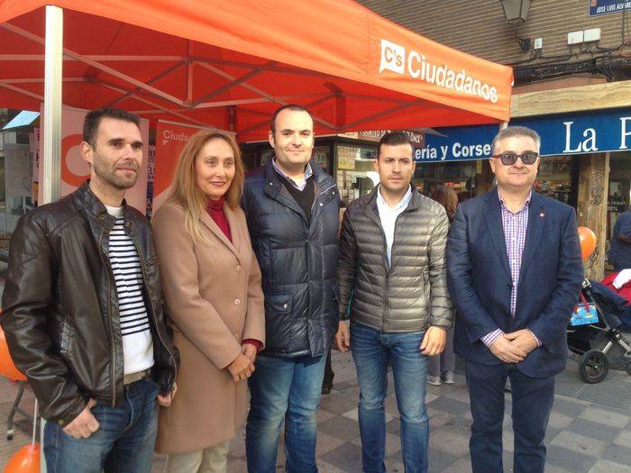 Ciudadanos cierra mañana en Carretería su recogida de firmas por un aparcamiento gratuito en la estación del AVE