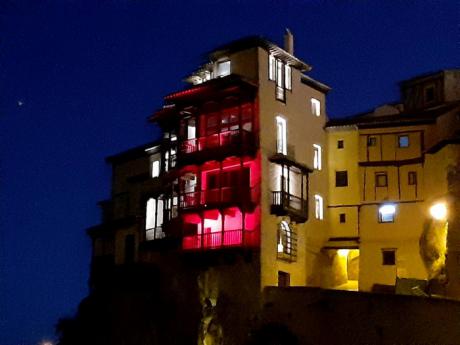 Las Casas Colgadas y el edificio de Diputación se vuelven a iluminar de rojo con motivo del Día Mundial de Cruz Roja