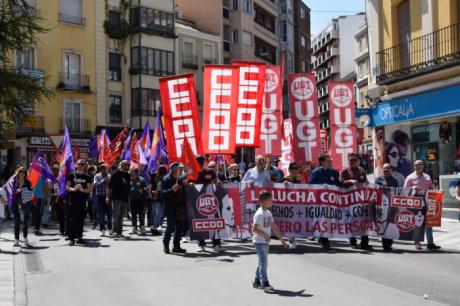 Cerca de 1.500 personas exigen este 1º de Mayo en Cuenca que la prioridad sea garantizar unas condiciones laborales y de vida dignas para la mayoría social