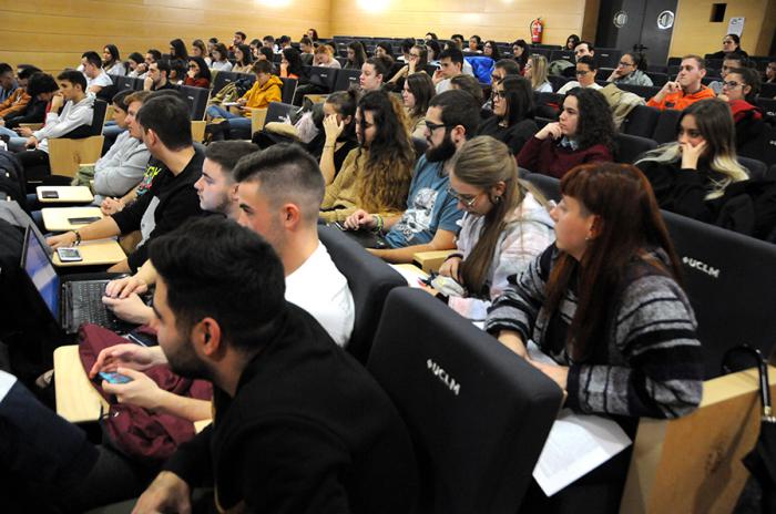 El factor económico centra el foro de reflexión en el campus con motivo del Día Internacional de la Eliminación de la Violencia contra la Mujer