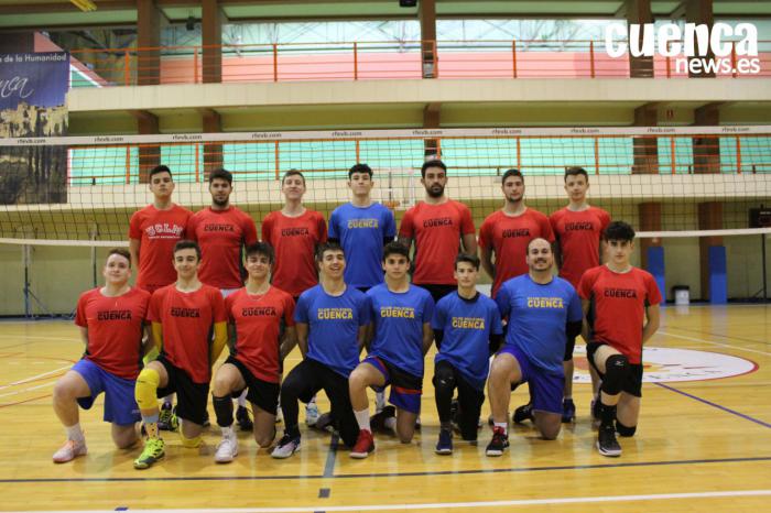 El equipo senior del CV Hervás posando al completo