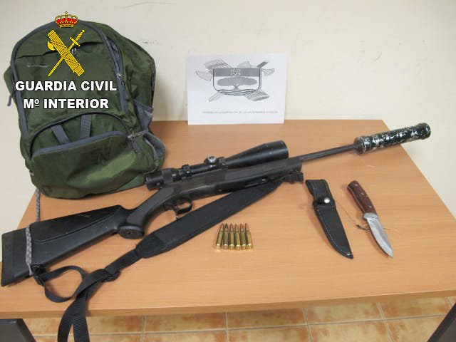 Detenido un furtivo mientras cazaba con un rifle con silenciador