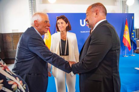 El rector traslada a Borrell y Robles la satisfacción de la UCLM por acoger las reuniones informales ministeriales de Defensa y Exteriores de la UE