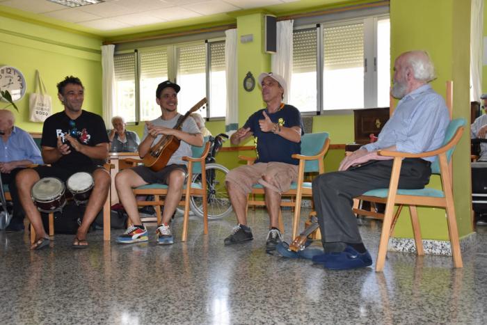 Manu Chao ofrece un concierto improvisado en la Residencia Sagrado Corazón de Jesús