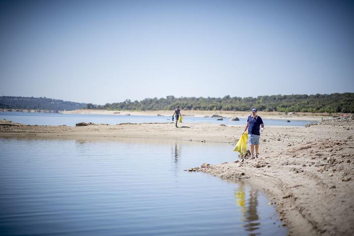 Colectivos castellanomanchegos recogen datos sobre la basuraleza de 14 puntos en ríos, embalses y pantanos de la región