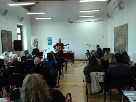 “Poesía para Náufragos” llenó el salón de la RACAL