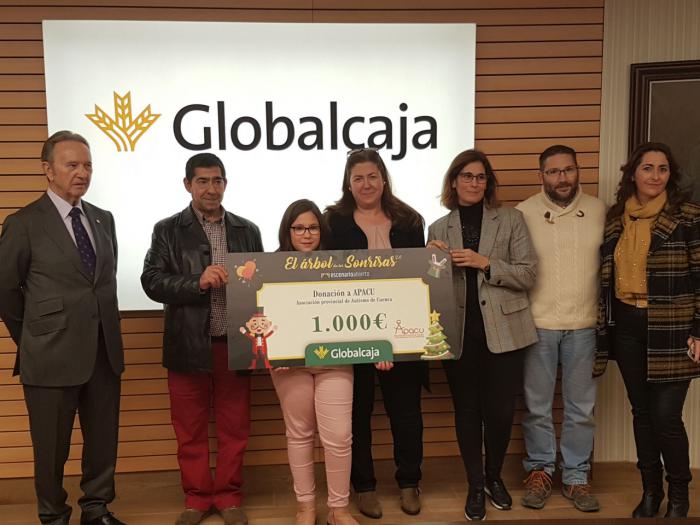 Globalcaja entrega a APACU el premio del concurso fotográfico regional 'El Arbol de las Sonrisas' con fines solidarios