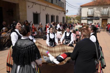 Los argamasilleros despiden la Semana de Pasión con el manteo del pelele