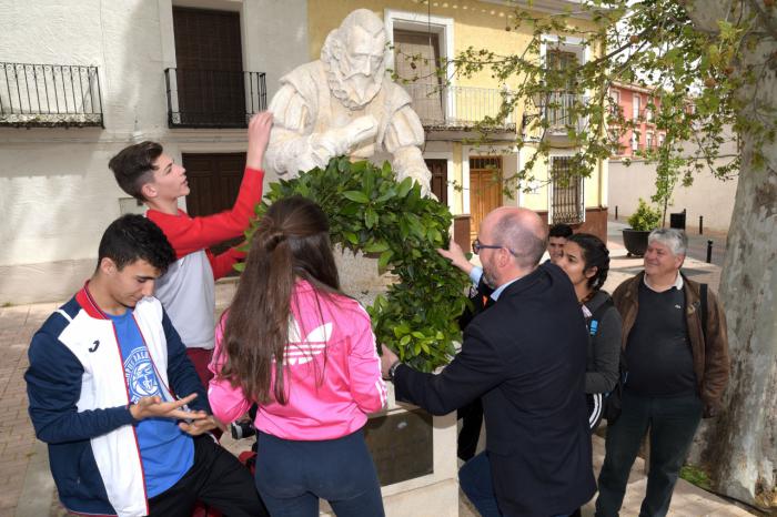 El IES Vicente Cano homenajea a Cervantes leyendo los sonetos y epitafios del Quijote