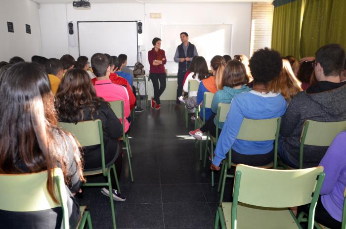 Proyecto Hombre ofrece una charla en el IES Vicente Cano sobre la prevención en el consumo de alcohol