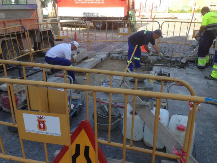 El Ayuntamiento arregla las losas de piedra de la Plaza Mayor y Obispo Valero dando cumplimiento a uno de los acuerdos con Ciudadanos
