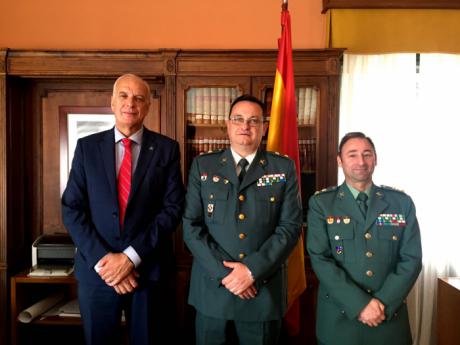 El subdelegado del Gobierno en Cuenca recibe en su despacho al conquense Mónico Mora por su ascenso a teniente coronel de la Guardia Civil