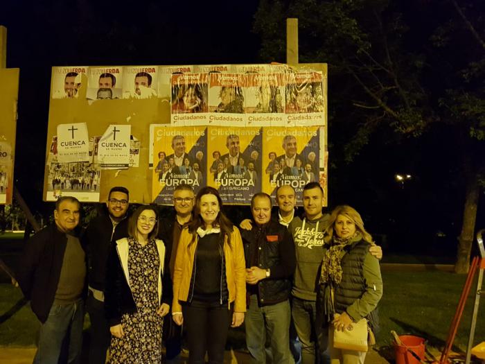 Ciudadanos inicia la campaña electoral con la tradicional “pegada de carteles” en Cuenca