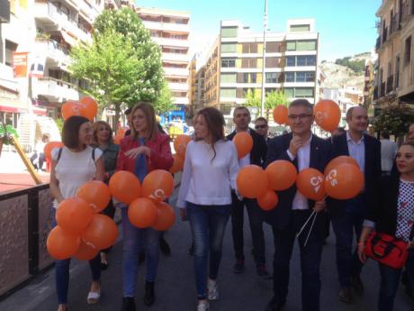 Picazo defiende el plan naranja contra la despoblación en un paseo ciudadano por las calles de Cuenca