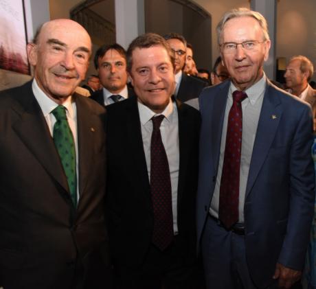El presidente de Globalcaja, Carlos de la Sierra, felicita a Emiliano García Page en la toma de posesión como presidente de la región
