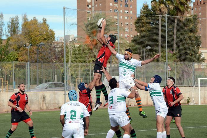 A Palos logra su primer triunfo de la campaña ante el Valencia B (27-31)