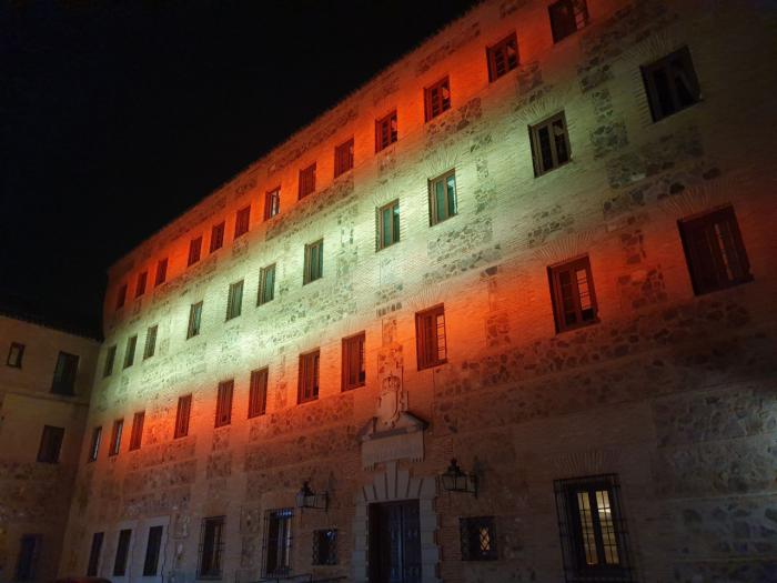 La fachada de las Cortes regionales se ilumina con los colores de la bandera española