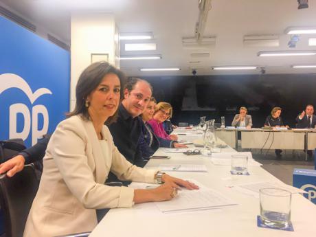 Luz Moya asiste a una reunión en defensa de la libertad educativa en la sede nacional del Partido Popular