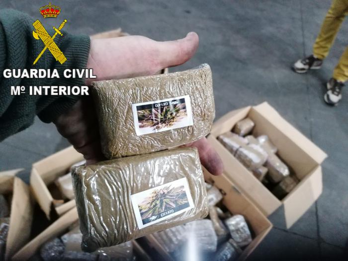 La Guardia Civil ha detenido a un hombre que viajaba con más de 82 kilos de hachís ocultos en un doble fondo
