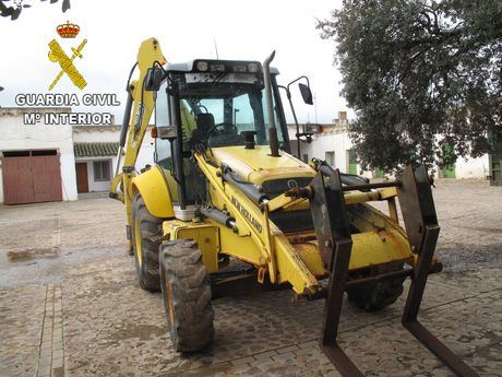 La Guardia Civil recupera una retroexcavadora sustraída en un Centro de Conservación en Los Yébenes