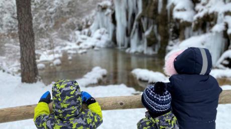 Multitud de visitantes en el nacimiento del río Cuervo tras la copiosa nevada