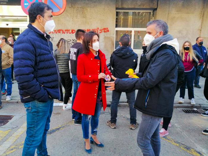 Los concejales del Grupo Popular, Luz Moya y José Ángel Gómez, asisten a la manifestación organizada por los trabajadores de Siemens-Gamesa