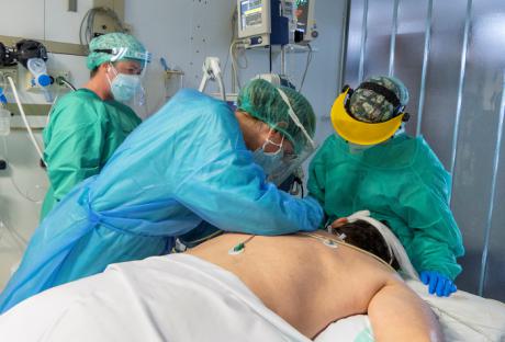 Continúa el descenso de hospitalizados por COVID-19 en Castilla-La Mancha, tanto en cama convencional como en UCIS