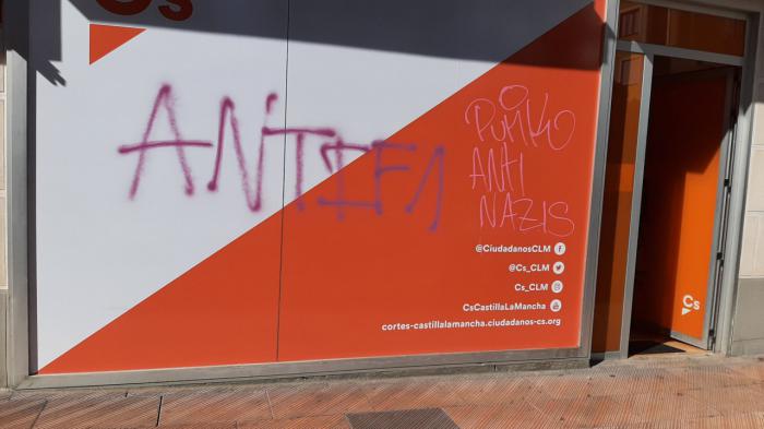 Ciudadanos denuncia las pintadas sufridas en su oficina en Cuenca