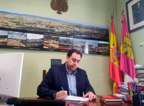 El Alcalde de Huete firma el convenio de 1.469.881,12 euros para inversiones de agua