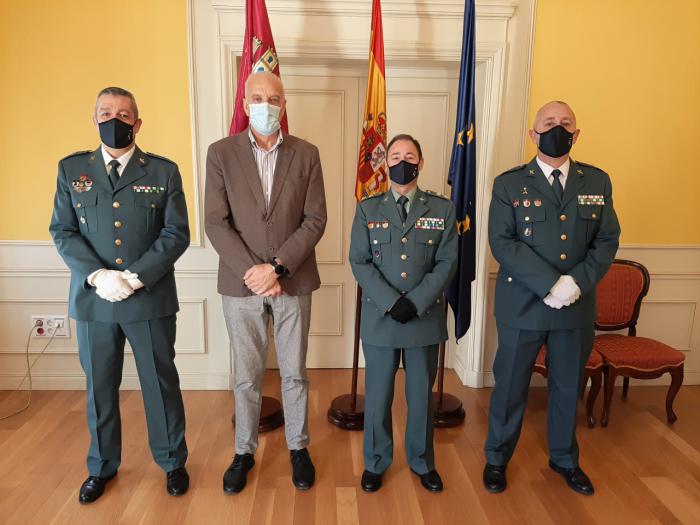 Rodríguez recibe a los comandantes de la Guardia Civil, Carlos Martínez y Pedro Pablo de la Fuente, tras su reciente ascenso