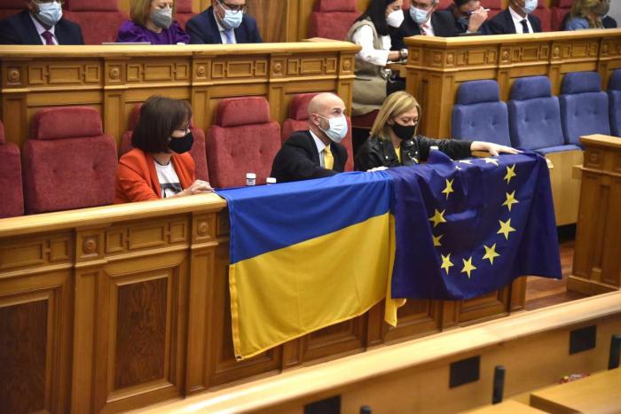 Ciudadanos despliega las banderas de Ucrania y la UE en homenaje al pueblo ucraniano