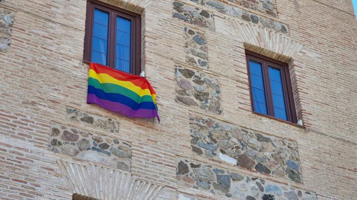 Las Cortes regionales cuelgan la bandera arcoíris y reivindican con un vídeo de su presidente los derechos del colectivo LGTBI