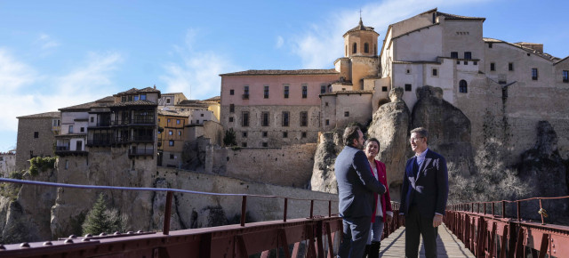 Alberto Núñez Feijóo, Paco Núñez y Beatriz Jiménez Linuesa durante su paseo por las Casas Colgadas