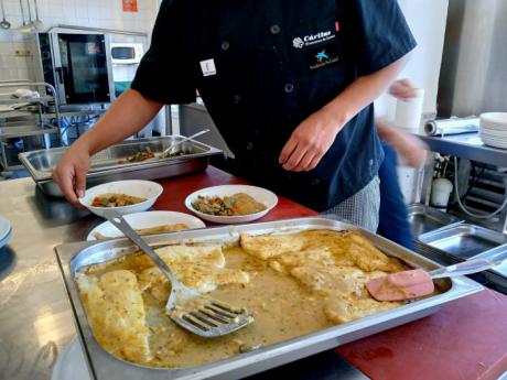 Un total de 106 personas mayores han sido atendidas por Cáritas a lo largo del primer semestre, gracias al proyecto comida sobre ruedas