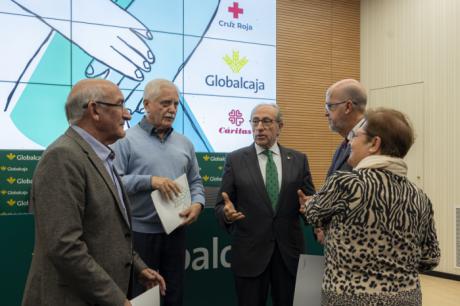 Globalcaja entrega 140.000 euros a Cáritas y a Cruz Roja procedentes de las donaciones ciudadanas para afrontar los efectos de la DANA